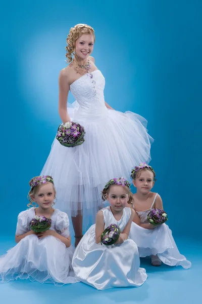 Giovane sposa con damigelle — Foto Stock
