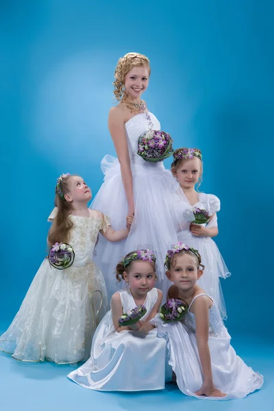Молодая невеста с подружками невесты — стоковое фото