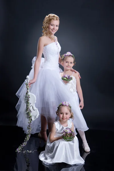 Молодая невеста с подружками невесты — стоковое фото