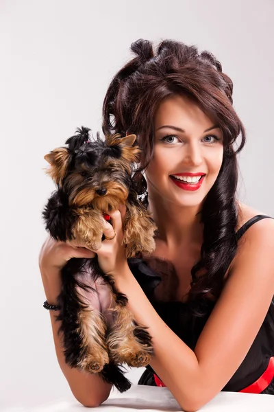 작은 강아지와 함께 젊은 여성 — 스톡 사진