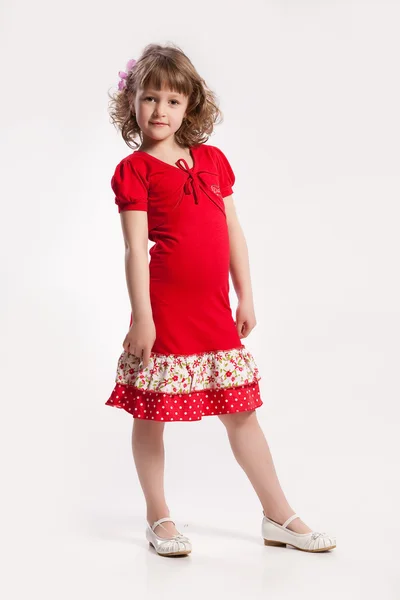 Kırmızı elbiseli küçük kız. — Stok fotoğraf