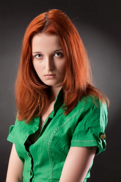 Молодая рыжая женщина — стоковое фото