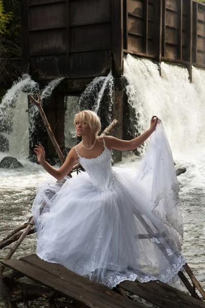 Mladá nevěsta na řece — Stock fotografie