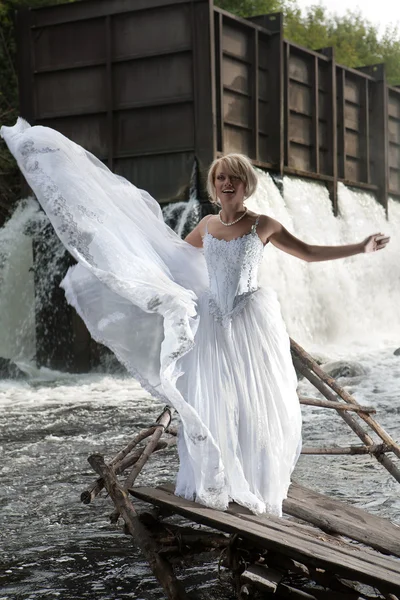 Junge Braut auf einem Fluss — Stockfoto