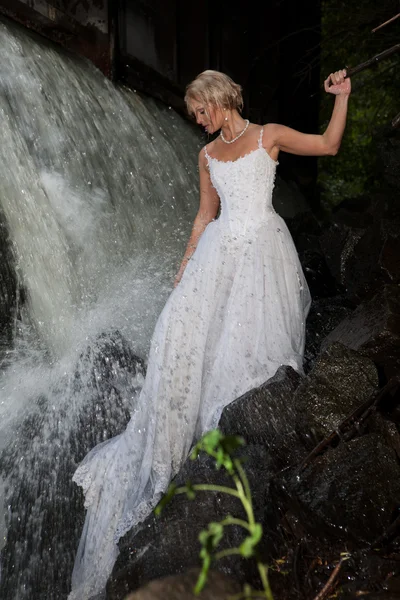 Молодая невеста на реке — стоковое фото