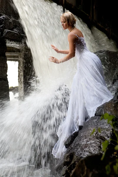 Mladá nevěsta na řece — Stock fotografie