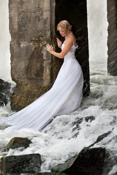 Jeune mariée sur une rivière — Photo