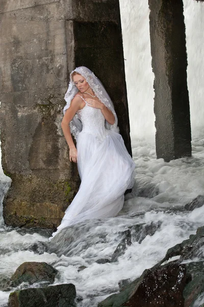 Jonge bruid op een rivier — Stockfoto