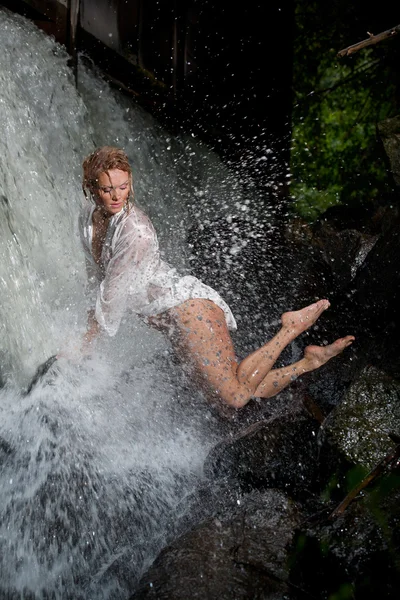 Ung kvinna nära vattenfallet — Stockfoto