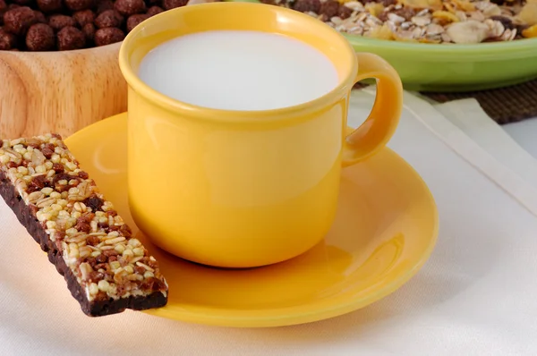The cereal bar with cup of milk — Stock Photo, Image
