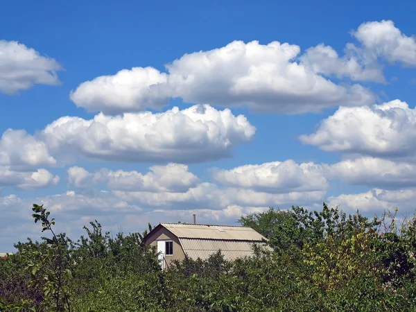 Der wolkenverhangene Himmel — Stockfoto