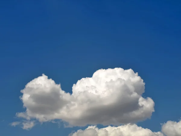Weiße flauschige Wolke — Stockfoto