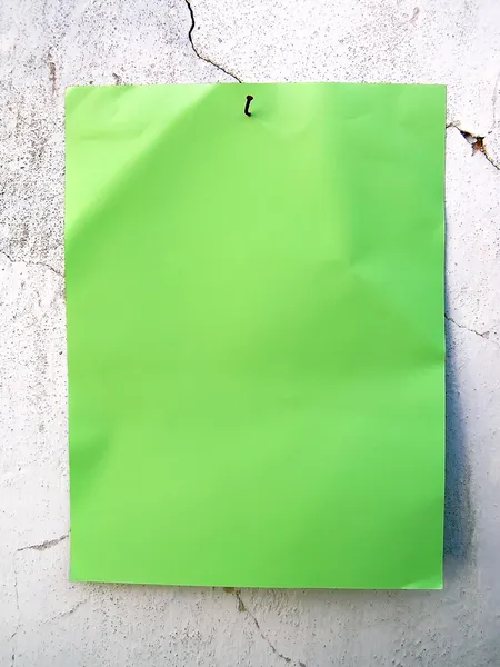 上の古い壁の緑の紙 — ストック写真