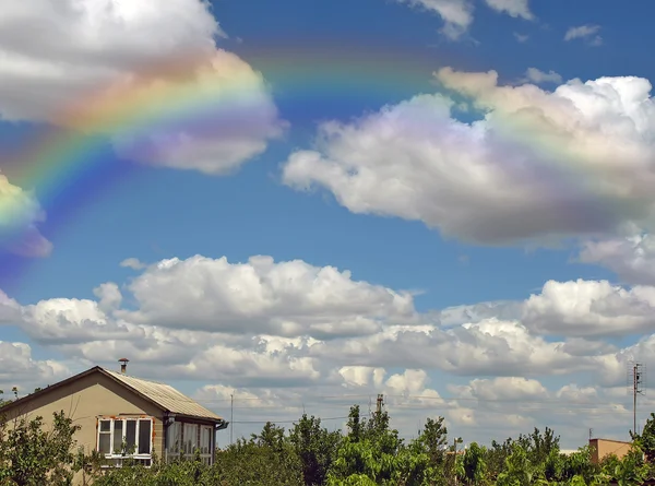 Rainbow a léty zamračená obloha — Stock fotografie