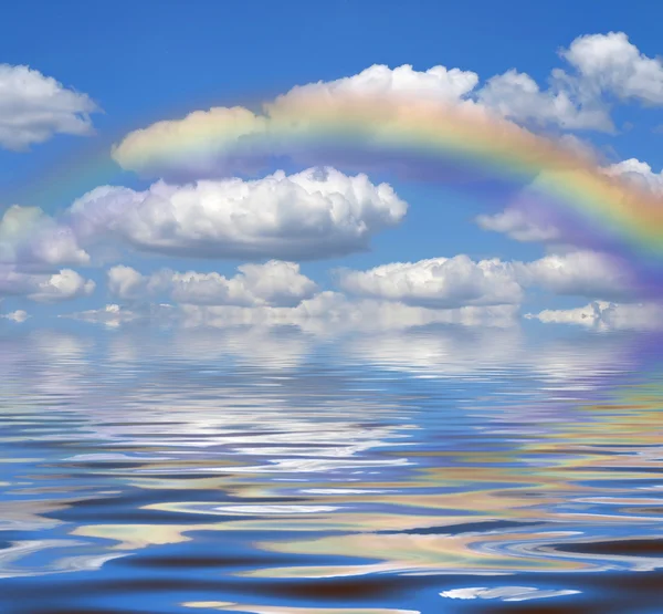 Regenboog en bewolkte hemel — Stockfoto