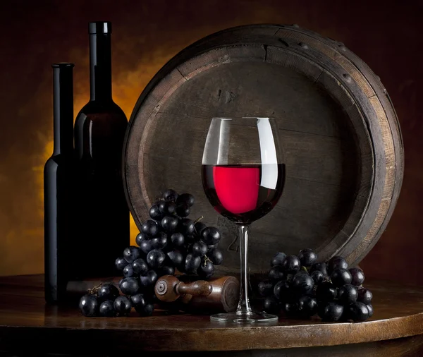 Натюрморт бутылок красного вина — стоковое фото