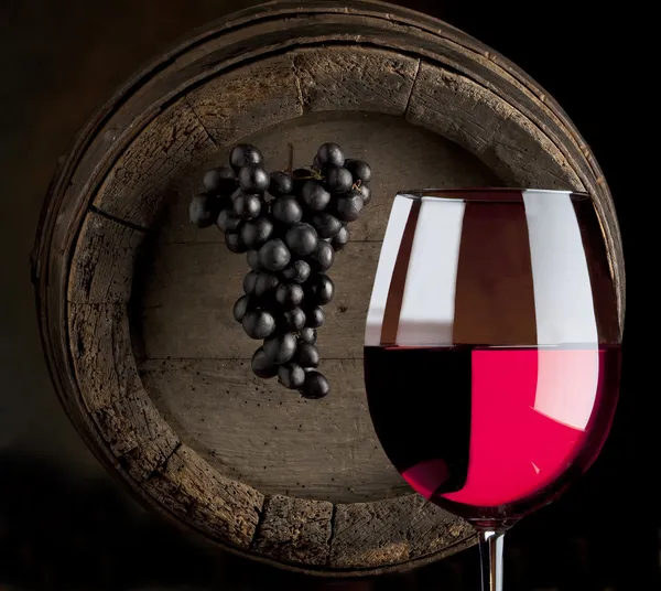 Stilleven met rode wijn en oude vat — Stok fotoğraf