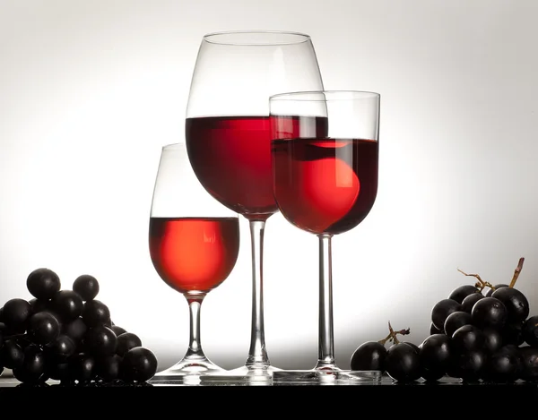 Três copos de vinho e cluster — Fotografia de Stock