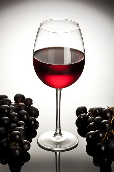 Een glas wijn en cluster — Stockfoto