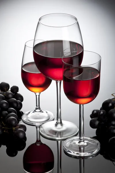 Üç bardak şarap ve küme — Stok fotoğraf
