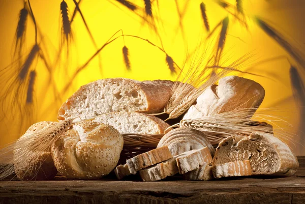 Stillleben mit Brot, Brötchen und Ähren — Stockfoto