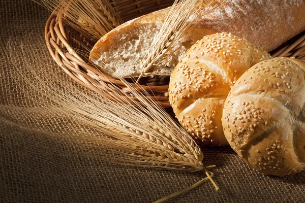 Stilleven met stokbrood, broodjes en oren — Stockfoto
