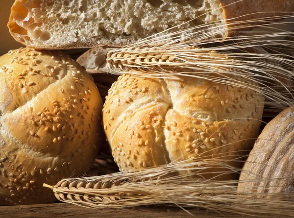 Ekmek, çörek ve kulakları ile natürmort — Stok fotoğraf