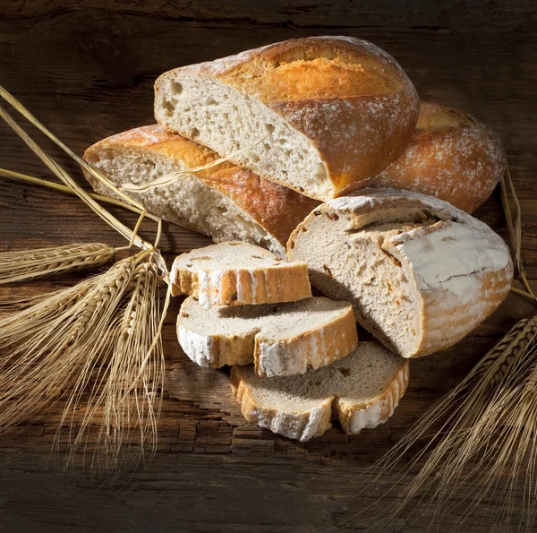 Ekmek ve kulakları ile natürmort — Stok fotoğraf