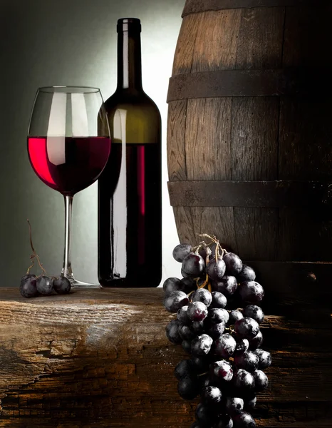 Натюрморт с вином и бокалом — стоковое фото