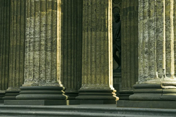 Säulen und Skulpturen — Stockfoto