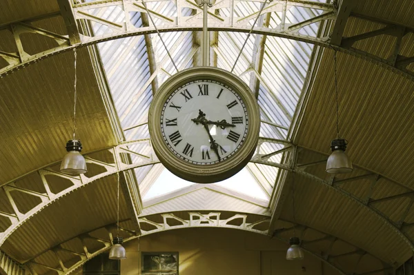Grandes relojes públicos colgantes Imagen De Stock