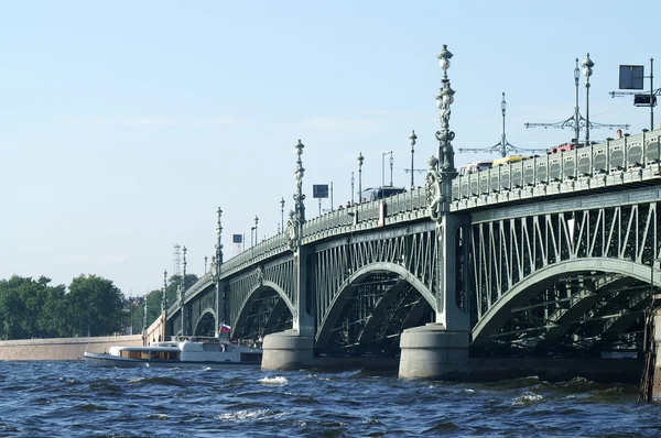 Boat under Troitsky Bridge — Stock Photo, Image