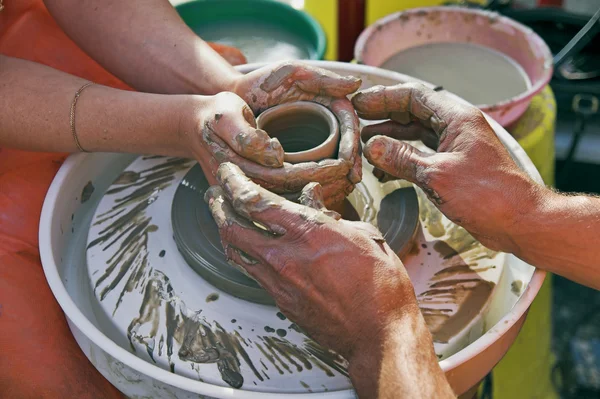 女性の手を導くの陶工の手 — ストック写真