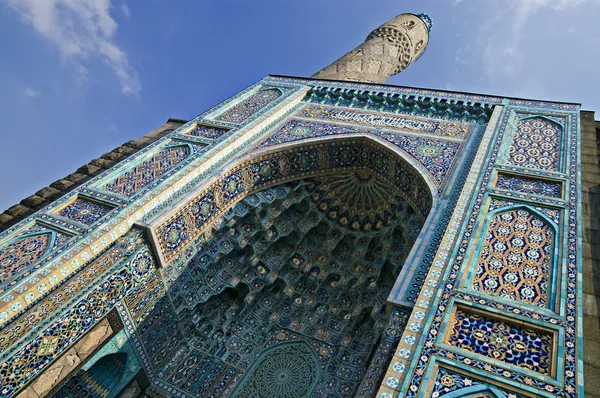 Минарет и передняя стена мечети — стоковое фото