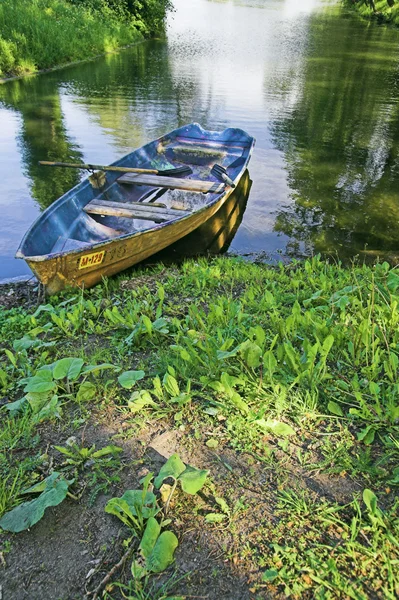 湖の岸でのボートします。 — ストック写真