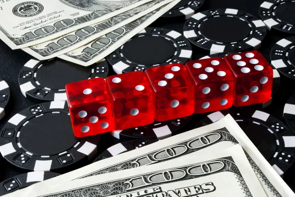カジノのゲームのためのサイコロをギャンブル — ストック写真