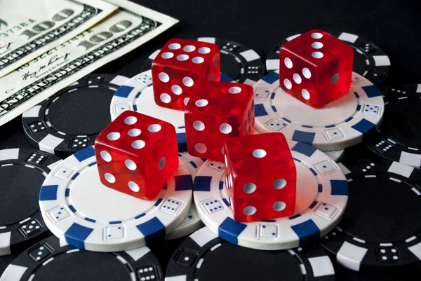 Игровые кубики для игр в казино — стоковое фото