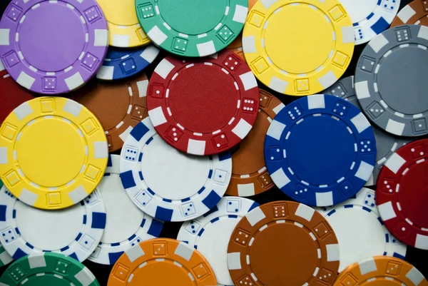 Vele gekleurde pokerfiches — Stockfoto