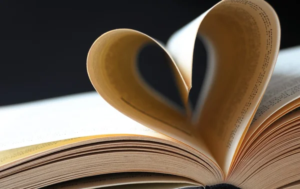 Páginas de um livro curvado em um coração — Fotografia de Stock