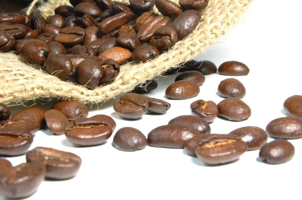 Granos de café y bolsa de arpillera —  Fotos de Stock