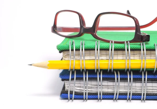 Βιβλίο, γυαλιά και στυλό — Φωτογραφία Αρχείου