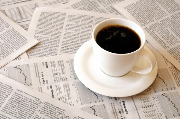 Кофе за газетой — стоковое фото