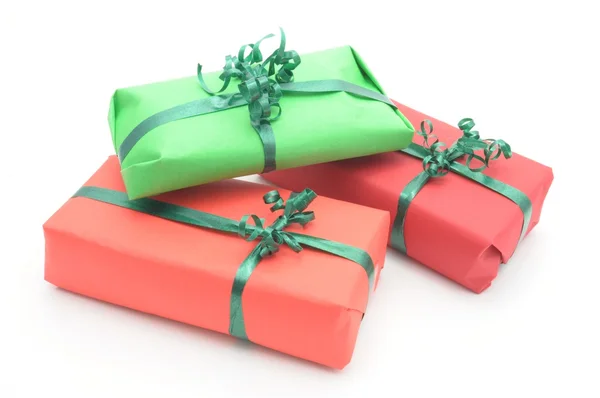Красные и зеленые подарки — стоковое фото