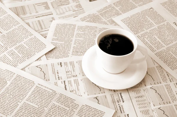 Café sobre periódico — Foto de Stock