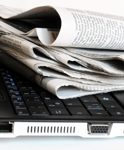 Kranten op de laptop — Stockfoto