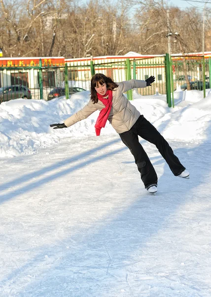 겨울 스케이트 링크에 소녀 — 스톡 사진