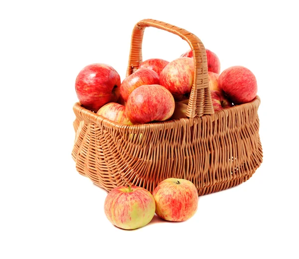 Яблука в плетеному кошику — стокове фото