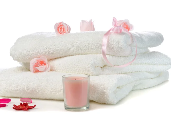 Белые полотенца с розами — стоковое фото