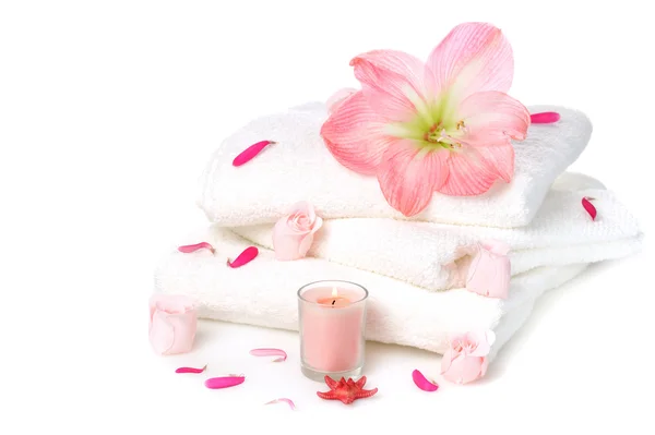 Asciugamani bianchi con rose — Foto Stock