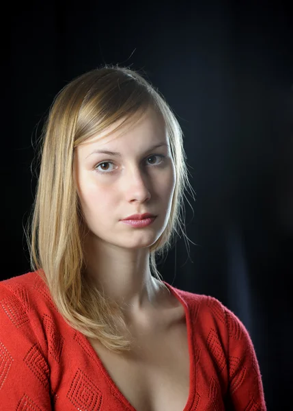 Portret van meisje in rood — Stockfoto